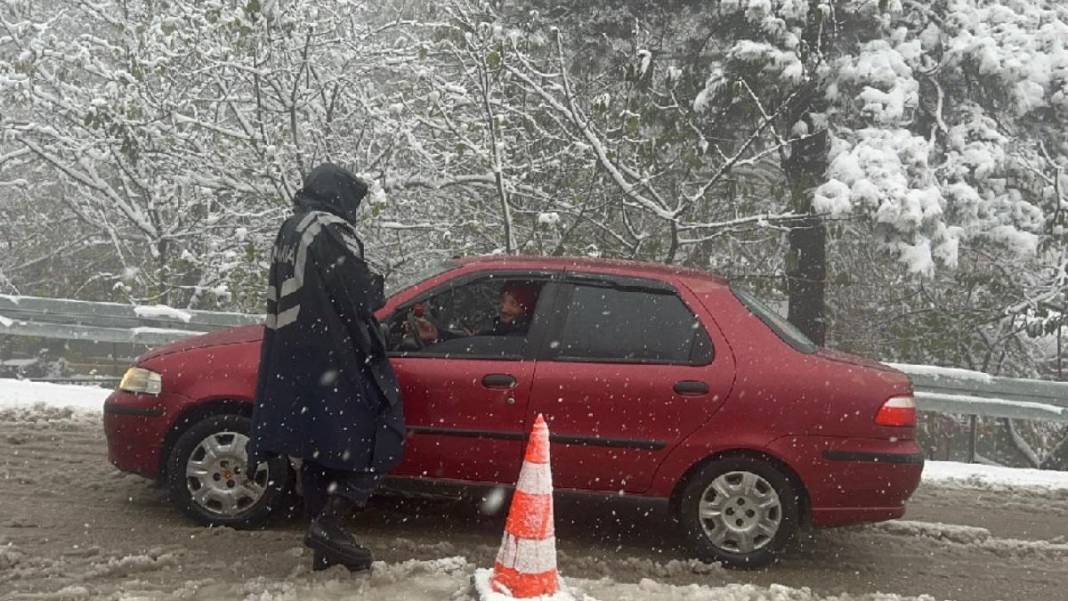Araçlar yolda kaldı, kar kalınlığı 64 santimetreyi buldu...Uludağ eksi 9'u gördü 4